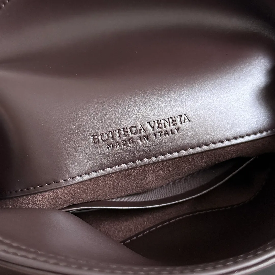 Batch 1520 BOTTEGA VENETA 2025 women's mini LIBERTA crossbody bag, the smallest size is shipped! ! Summer is here, how can you go out and play without a small bag? The "Freedom" series has the advantage of not being picky about seasons. I really like it. A small bag with a generous temperament is an indispensable item for every girl to perfectly adapt to the variety of summer outfits. The high-quality leather reveals a delicate luster. The U-shaped high-quality hardware design is enlarged in this size, which is the finishing touch. Whether it is attending a banquet or daily travel, it can show off the taste. Style No.: 826147 Size: 24*15.5*5cm